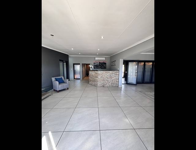 450M² BUSINESS FOR SALE IN DIE HEUWEL EXT 4